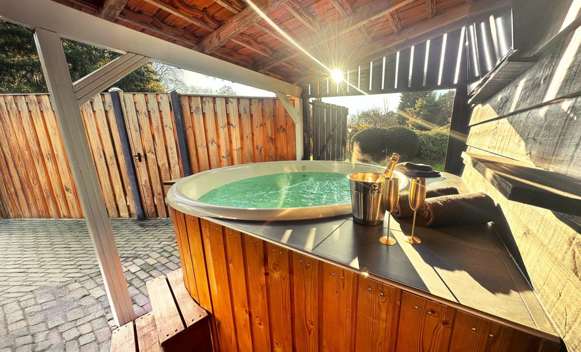 Wellness Tuin - Ultieme Partner Beleving - St Hubertus Suite Met Jacuzzi ,Openhaard, Prive Hottub En Prive Sauna In Jachthut Stijl Horst Exterior foto